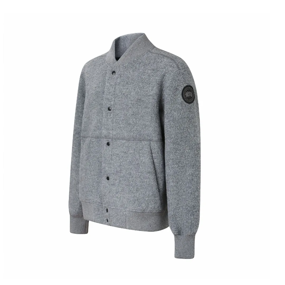 P760 Canada Goose Fleece Badge Button Jacket Fabric selection: Wool blend fabric: The main fabric of this jacket is light gray wool blend fabric to improve the fabric's wear resistance, wrinkle resistance and warmth. Wool provides good warmth and a natural feel, while blended fibers enhance the fabric's practicality and durability.  RIBBED KNIT: The collar, cuffs and hem are ribbed knitted for added stretch and fit.  Production process: The cutting process needs to ensure that the texture and color of the fabric are evenly distributed, especially for this light gray tone, to avoid color differences. The stretchability of wool-blend fabrics needs to be taken into consideration when cutting pieces to ensure dimensional stability of the finished garment.      • Use a sewing needle and thread suitable for wool-blend fabrics to avoid damage to the fabric during sewing. The sewing stitches are even and firm to prevent thread stripping.      • The temperature needs to be controlled during ironing to avoid high temperature damage to the fabric while keeping the fabric smooth and crisp.  Main body splicing: • The front and back body parts, sleeves and other main parts are spliced ​​with flat seams to ensure a smooth silhouette. •Align the fabric texture at the splicing points to keep the appearance neat.     Details such as pockets and cuffs are designed with inset pockets to increase practicality and aesthetics.     The splicing areas are reinforced to improve durability.  Armband: The white round armband on the left arm is an important part of the brand identity and is finely sewn to ensure it is strong and flat.  Dark gray and light gray Size: S M L XL